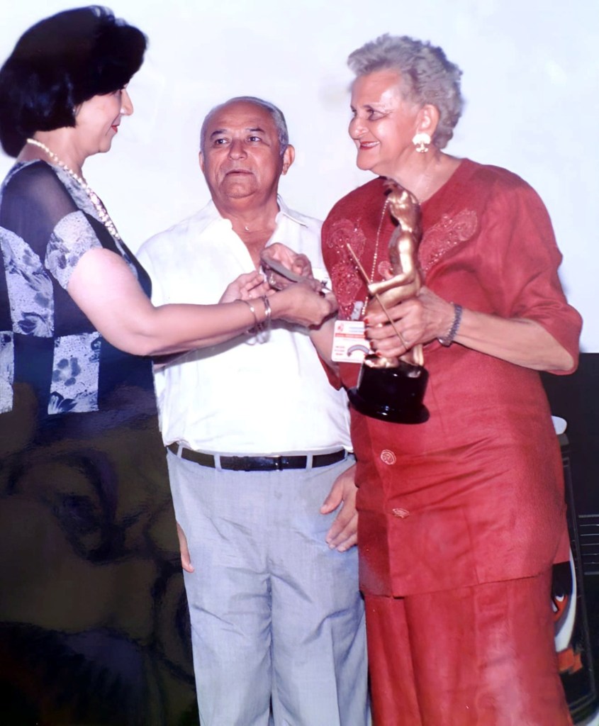 Hortensia Lanao de Rozo, recibió su premio por parte de Consuelo Araujonoguera y Andrés Becerra
